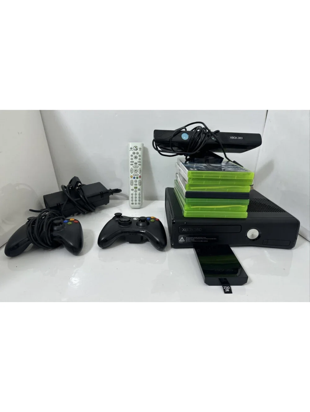 Xbox 360 Slim 250gb Console Kinect Bundle 7 Games Controllers Halo Batman Skyrim